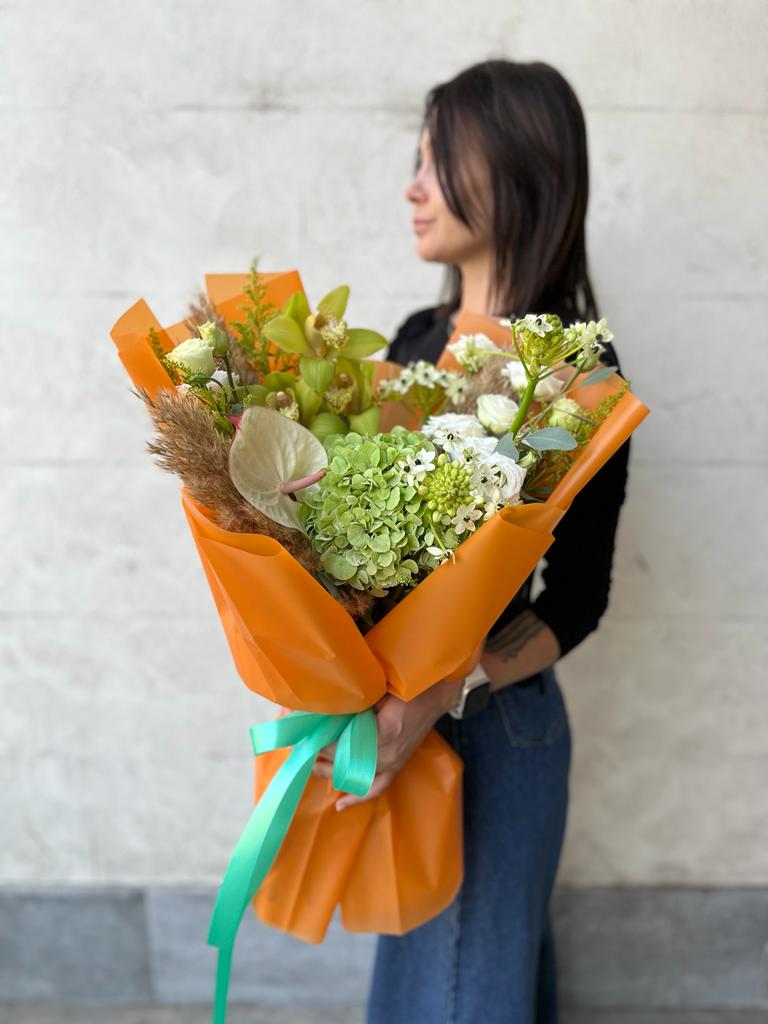 Buchet Cu Hortensie Orhidee Verde Si Flori Albe OkFlora Ro