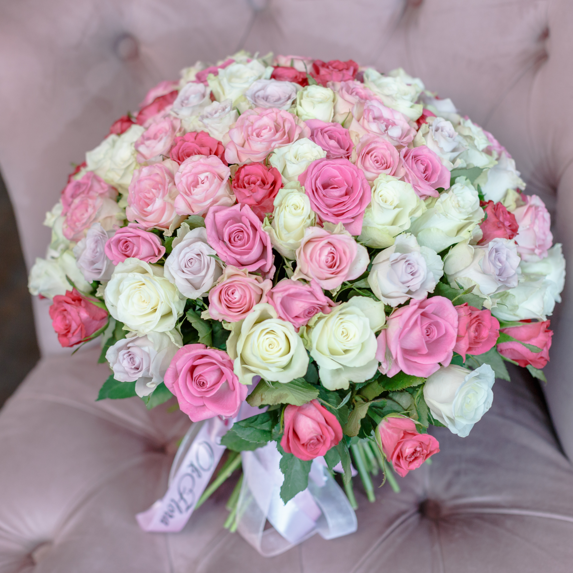 Buchet 101 Trandafiri Roz Alb Crem Mov Panglica Satin 2814