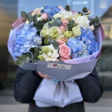 Bouquet with Blue Hydrangea and Roses alt vedere product