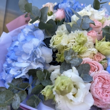 Bouquet with Blue Hydrangea and Roses alt vedere product 2