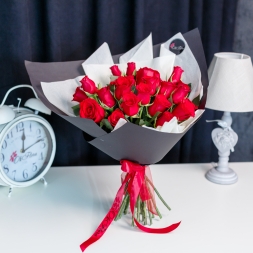 Buchet 25 trandafiri rosii Olanda Ecuador de 40-60 cm, in hartie neagra cartonata, tish alb, cu panglica satin rosie