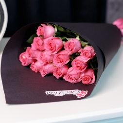 Buchet de Trandafiri Fuchsia, 15 fire cu dimensiune 40-60 cm, in hartie neagra cartonata si decorat cu panglica satin roz
