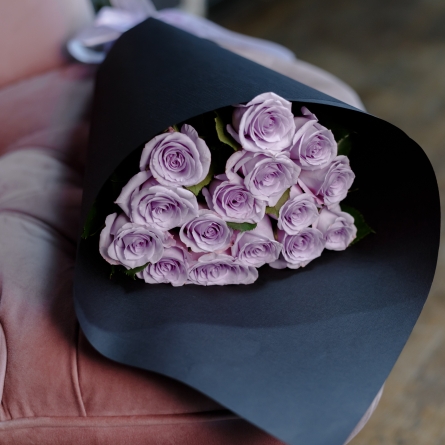 Buchet compus din 15 Trandafiri Mov ambalat in hartie neagra decorativa cu panglica satin mov si organza alt vedere product
