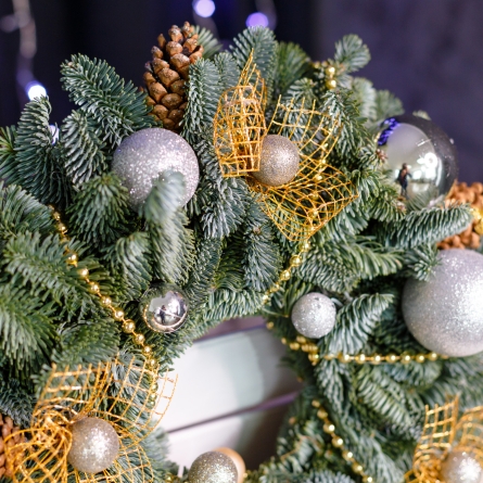 Coronita de Craciun cu globuri argintii si conuri aurii alt vedere product 2