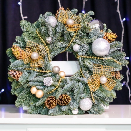 Coronita de Craciun cu globuri argintii si conuri aurii alt vedere product 4