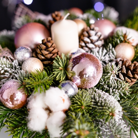 Cutie cu aranjamente de Craciun: brad, bumbac, ornamente roz alt vedere product 2