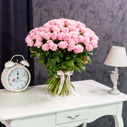 Buchet din 101 trandafiri roz, decorat cu panglica de satin roz si organza, inaltime 70 cm, diametru 60-65 cm alt vedere product