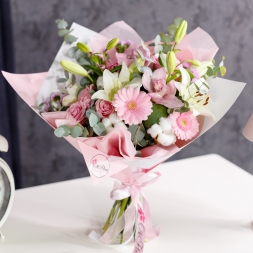 Buchet alb-roz cu 2 crini, 3 orhidee, 5 trandafiri, 3 gerbere, bumbac, 2 statice si eucalipt, in hartie alb-roz