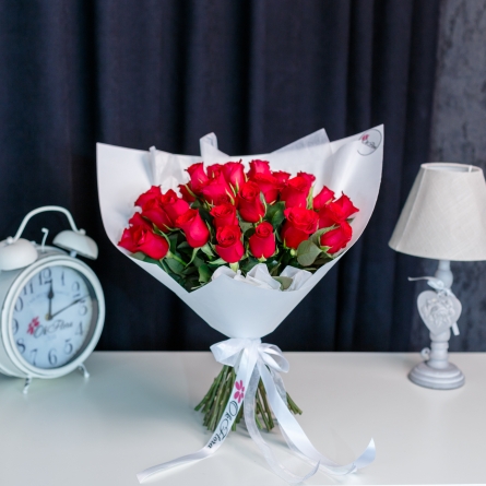 Buchet din Trandafiri Rosii, 35 fire, ambalat in hartie alba si decorat cu panglica de satin alba si organza alt vedere product