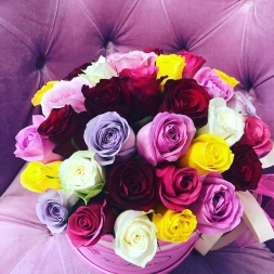 Trandafiri Multicolori în Cutie