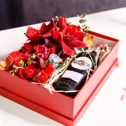 Cutie Pătrată Roșie cu Flori și Martini