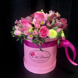 Cutie rotunda cu trandafiri roz, crizantema, minirose, orhidee cymbidium si verdeata decorativa, cu panglica de satin