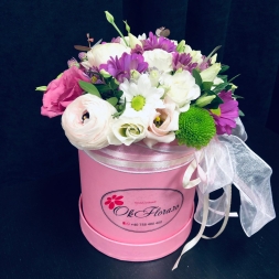 Aranjament floral in cutie de lux roz cu mix de flori alb mov, decorat cu panglica de satin alba