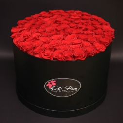 Aranjament compus din 101 trandafiri rosii, aranjati in burete floral umed intr-o cutie mare neagra