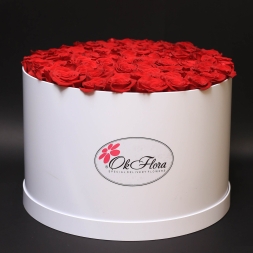Aranjament compus din 51 trandafiri rosii, aranjati in burete floral umed intr-o cutie alba XXL