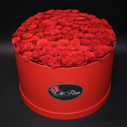 Aranjament floral cu 101 trandafiri rosii olanda ecuador, aranjati in burete floral umed intr-o cutie mare rosie