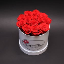 Aranjament floral compus din trandafiri rosii, aranjati in burete floral umed intr-o cutie medie alba
