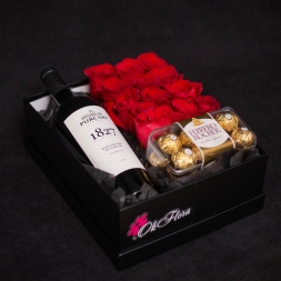 Box with Purcari Wine, Ferrero Rocher and Roses