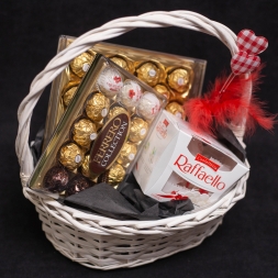 Cos cadou alb cu Ferrero Collection, Ferrero Rocher 300g, Raffaello 230g, inima decorativa si tis, valentine’s day