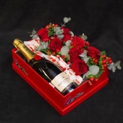 Box with Moet Chandon, Raffaello and Red Flower Mix