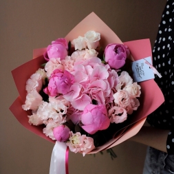 Buchet cu Hortensii, Bujori si Lisianthus in nuante de roz, ambalat in hartie roz, decorat cu panglica de satin