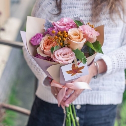 Buchet Tomnatic cu Trandafiri si Lisianthus