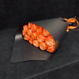 Buchet din Trandafiri Orange, 15 fire, ambalat in hartie decorativa neagra si decorat cu panglica portocalie