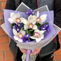 Buchet cu Irisi si Orhidei Albe