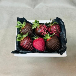 Box with 6 Glazed Strawberries in Dark Chocolate with Pink Decoration