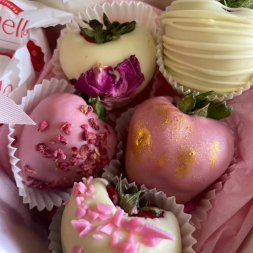 Heart Box with Strawberries in Chocolate and Bottega