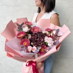 buchet cu hortensie bordo si flori roz