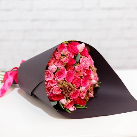 Buchet Special cu Mix de Flori Roz in ambalaj negru si decorat cu panglica de satin roz, inaltime 60 cm alt vedere product