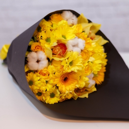 Buchet de crizanteme galbene cu gerbere, mini rose, orhidei si bunbac, in folie decorativa neagra, cu panglica galbena alt vedere product