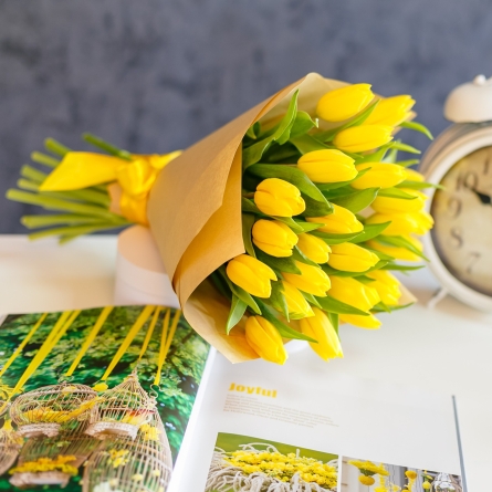 Buchet de lalele galbene, 25 fire, dimensiune 35-45 cm, ambalat in hartie naturala, cu panglica de satin galbena alt vedere product