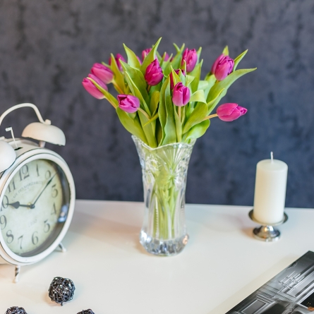 Buchet din 15 lalele mov in vaza alt vedere product