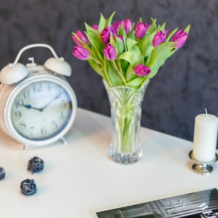 Buchet din 15 lalele mov in vaza alt vedere product 4