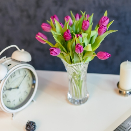 Buchet din 15 lalele mov in vaza alt vedere product 5