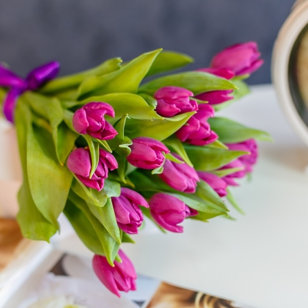 Buchet din lalele mov, 15 fire cu inaltimea de 40 cm si diametru de 20 cm, legate cu o panglica satinata mov alt vedere product