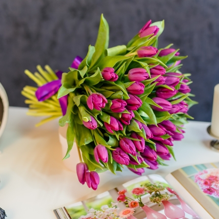 Buchete din 51 de lalele mov cu dimensiunea de 35-45 cm, decorate cu o panglica de satin mov alt vedere product