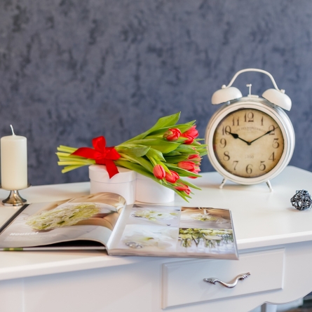 Buchet cu lalele rosii, 15 bucati, cu inaltimea de 40 cm si diametrul de 20 cm, decorate cu panglica de matase rosie alt vedere product