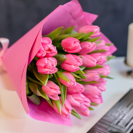 Buchet din lalele roz, 25 fire, dimensiuni 35-45 cm, ambalat in hartie roz si decorat cu panglica satinata roz alt vedere product