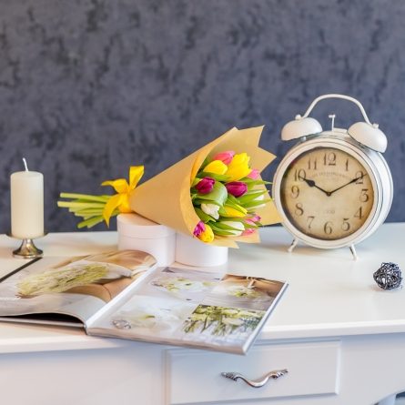 Buchet din 15 lalele albe, galbene, roz si mov, marime 35-45 cm, ambalat in hartie natur, cu panglica de satin galbena alt vedere product