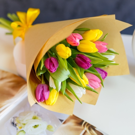 Buchet lalele multicolore alt vedere product 8