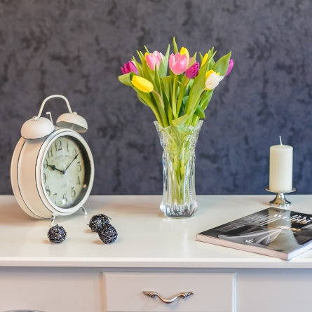 Buchet din 15 lalele multicolore Nr 10 in vaza alt vedere product