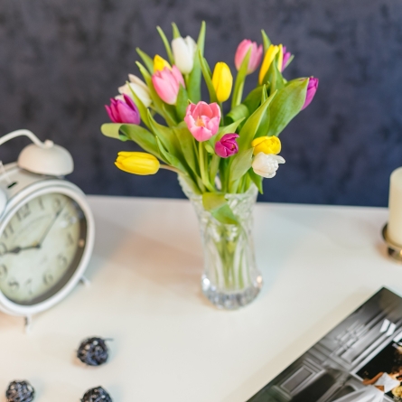 Buchet din 15 lalele multicolore Nr 10 in vaza alt vedere product 3