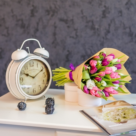 Buchet de lalele albe, roz si mov, 31 bucati, dimensiuni 35-45 cm, ambalate in hartie, cu panglica de satin mov alt vedere product