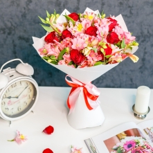 Mix bouquet with roses and alstromeria alt vedere product