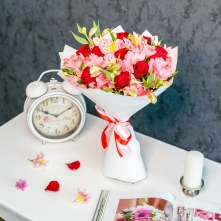 Mix bouquet with roses and alstromeria alt vedere product 2