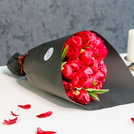 Buchet din 15 Bujori Rosii Olandezi de 40-50 cm, ambalat in hartie neagra cartonata, decorat cu panglica de satin rosie alt vedere product