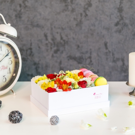 Cutie cu Flori Galben-Rosii si Macarons alt vedere product 3